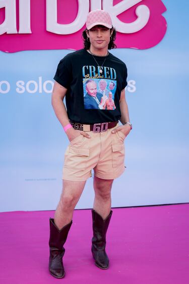 Leo Richi posa en la alfombra rosa por el pase especial de la película ‘Barbie’ en el Gran Teatro CaixaBank.   
 
 