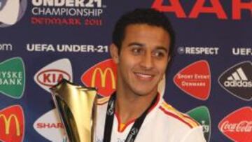 <b>CAMPEÓN. </b>Thiago Alcántara con su trofeo de Mejor Jugador de la final del Europa Sub-21.