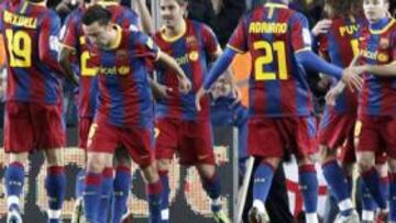 <b>DE CELEBRACIÓN. </b>Los diez jugadores de campo del Barça, todos menos Valdés, se felicitan tras uno de los goles conseguidos ayer en la victoria por 3-0 ante el Racing.