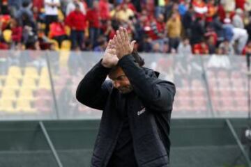 José Luis Sierra saluda a la gente en su regreso al Santa Laura, ahora como entrenador de Colo Colo.