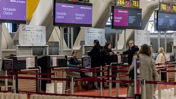 Un mostrador de facturación de Iberia en el Aeropuerto Adolfo Suárez Madrid-Barajas, a 2 de marzo de 2026, en Madrid (España). Iberia defiende la legalidad y la necesidad operativa de su nuevo suplemento por facturación de equipajes "con forma irregular", introducido desde el 28 de enero, tras las críticas de la Organización de Consumidores y Usuarios (OCU), que ha solicitado al Ministerio de Derechos Sociales, Consumo y Agenda 2030 que determine si esta medida es conforme a la normativa.
02 MARZO 2026
Ricardo Rubio / Europa Press
02/03/2026