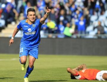 El jugador del Getafe Adrían Colunga, celebra el gol que marcó ante el Málaga, durante el partido de la trigésima quinta jornada de liga de Primera División que ambos equipos disputan esta tarde en el estadio Alfonso Pérez. 