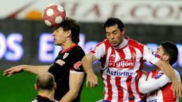 <b>BATALLA. </b>Llorente hizo daño en el juego áereo ante dos centrales de envergadura como Botía e Iván.