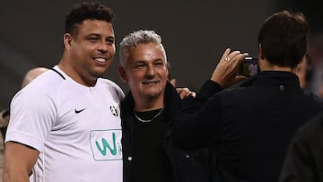 Baggio y Ronaldo, durante un partido benéfico.
