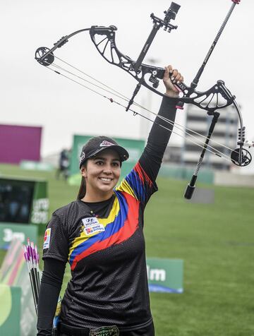 Se convirtió en la primera deportista en consagrarse campeona de las Copas del Mundo de Tiro con Arco en cinco oportunidades. 