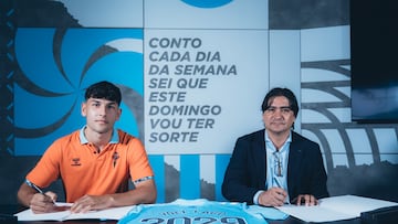 Yoel Lago, defensa del Celta, firma junto a Marco Garcés, director de fútbol, su nuevo contrato con el club vigués.