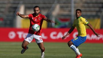 Soccer Football - African Champions League - Quarter Final Second Leg - Mamelodi Sundowns v Al Ahly - Lucas Moripe Stadium, Atteridgeville, South Africa - May 22, 2021 Al Ahly&#039;s Mohamed Magdy in action with Mamelodi Sundowns&#039; Rivaldo Coetzee REU