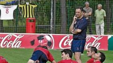 <b>RELAX ANTES DE LA BATALLA.</b> Los jugadores del Athletic estiran músculos al término del entrenamiento de ayer en Lezama.