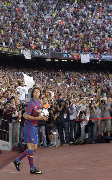 27 de julio de 2009 | La presentaci¨®n del crack sueco como nuevo jugador del equipo catal¨¢n congreg¨® en el Camp Nou a unas 55.000 personas.