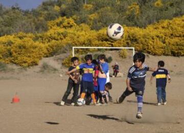 Claudio Nancufil, argentino de ocho años de edad, prodigio de los Andes del sur, que podría confundirse con un clon de Lionel Messi en poco tiempo puede tomar el mismo camino a la gloria del fútbol como el as de Barcelona. Nancufil, pequeño para su edad, se ha convertido en una sensación en los medios desde que salió como un talento inusual en el modesto club de Martin Guemes en la estación de esquí de Bariloche.