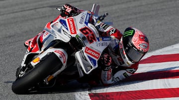 Pecco Bagnia durante la primera sesión de los entrenamientos del Test Oficial de Barcelona para la temporada 2025.