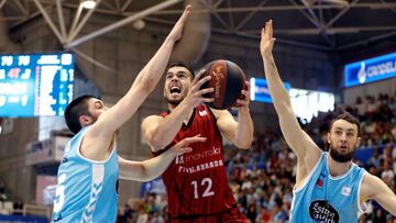 GRAF9366. LUGO, 24/03/2019.- El alero del Montakit Fuenlabrada Alex Llorca (c) entra a canasta ante los jugadores del Cafés Candelas Breogán, el argentino Lucio Redivo (i) y el sueco Johan Lofberg , en partido de la Liga Endesa que se disputa en Lugo. EFE/ Eliseo Trigo