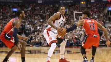 DeMar DeRozan, entre John Wall y Kelly Oubre.