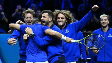 Tennis - Laver Cup - Uber Arena, Berlin, Germany - September 22, 2024 Team Europe's Carlos Alcaraz celebrates with teammates after winning his singles match against Team World's Taylor Fritz to win the Laver Cup for Team Europe REUTERS/Annegret Hilse