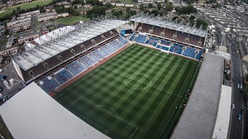 Turf Moor es un estadio de fútbol de Burnley, Lancashire, Inglaterra, Reino Unido. Es el hogar del Burnley FC, que juega allí desde 1883.

Está situado en Harry Potts Way en Burnley, y tiene una capacidad de 22.546, todos sentados. Sus cuatro principales gradas son: Stand James Hargreaves, Stand Jimmy McIlroy, Bob Lord Stand y Cricket Field Stand.