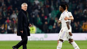 SEVILLA, 05/03/2023.- El entrenador del Real Madrid, Carlo Ancelotti (i), y el delantero Vinicius Junior, al término del partido de LaLiga que Real Betis y Real Madrid han disputado hoy domingo en el estadio Benito Villamarín, en Sevilla. EFE/Julio Muñoz
