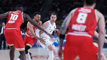 Real Madrid's Croatian forward #11 Mario Hezonja (R) drives to the basket defended by Olympiacos Piraeus' US guard #01 Nigel William-Goss during the Euroleague basketball quarterfinal match between Real Madrid Baloncesto and Olympiacos Piraeus at the Movistar Arena in Madrid on April 29, 2025.