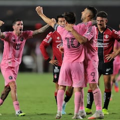 El momento en el que Messi se disculpa con jugador de Atlas y le regala su camiseta