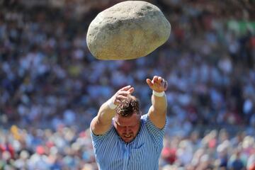 Martin Jakober lanza una piedra de 83,5kg durante el Federal Alpine Wrestling Festival 2019 en Zug, Suiza.
