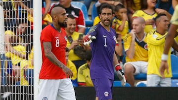 ******COBERTURA ESPECIAL, DISPONIBLE SOLO PARA CLIENTES ESPECIALMENTE ABONADOS*******
Futbol, Colombia vs Chile.
Partido amistoso 2019.
Los jugadores de la seleccion chilena Arturo Vidal y Claudio Bravo son fotografiados durante el partido amistoso contra Colombiana disputado en el estadio Jose Rico Perez de Alicante, Espana.
12/10/2019
Andres Pina/Photosport

Football, Colombia vs Chile.
Friendly match 2019.
Chile's players Arturo Vidal and Claudio Bravo are pictured during the friendly match against Colombia held at the Jose Rico Perez stadium in Alicante, Spain.
12/10/2019
Andres Pina/Photosport