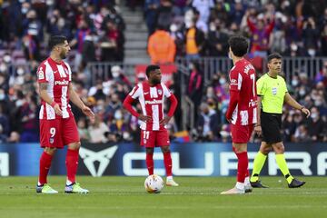 Tristeza de los jugadores rojiblancos, tras el 2-1 de Gavi. 