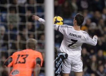Cristiano Ronaldo trata de controlar el balón.