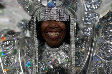 Estos días la ciudad brasileña se viste de gala para disfrutar del Carnaval 2023. Bailes, desfiles, samba... llenan de color la ciudad ciudad costera de Brasil, famosa por sus playas de Copacabana e Ipanema, la estatua del Cristo Redentor sobre el cerro del Corcovado y el morro Pan de Azúcar.