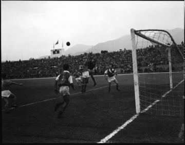 El 10 de agosto de 1938 se inauguró el Estadio Nemesio Camacho El Campín. Así se veía el estadio en la época del Dorado.