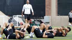 Zinedine Zidane observa el trabajo de los jugadores del Real Madrid durante la pretemporada de 2017 en Los &Aacute;ngeles.