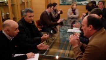 La Comisión Mixta, tratando la ampliación de capital.