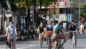 Cyclists wear protective facemasks as they travel on a street in Antwerp on August 6, 2020, as authorities impose additional measures to attempt to curb the spread of the COVID-19 caused by the novel coronavirus&quot;. - The country with the highest number of deaths attributed to coronavirus compared to its population is Belgium with 85 fatalities per 100,000 inhabitants, followed by the UK at 68, Peru 61, Spain 61, and Italy 58. (Photo by FranxE7ois WALSCHAERTS / AFP)