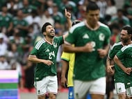 Mexican former football player Oribe Peralta celebrates scoring a goal during the legends exhibition football match between Mexico and Brazil at the Azteca Stadium in Mexico City on April 19, 2026. (Photo by CARL DE SOUZA / AFP)