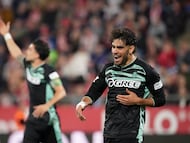GIRONA (CATALUÑA), 21/04/2026.- El delantero del Betis Abde Ezzalzouli celebra su gol, segundo del equipo andaluz, durante el partido de la jornada 33 de LaLiga que Girona FC y Real Betis disputan este martes en el estadio de Montilivi. EFE/ David Borrat