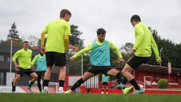 05-03-25. DIEGO SÁNCHEZ, ENTRE OYÓN Y ROSAS, EN UN ENTRENAMIENTO EN MAREO.