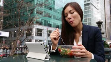 Comer delante de la pantalla del PC, un mal habito que aumenta el peso