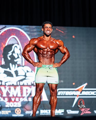 Mauro Fialho es un culturista profesional nacido en Brasil en 1989, pero afincado en España desde su infancia. Obtuvo su tarjeta profesional (Pro Card) en el IFBB Amateur Olympia Portugal en 2021. Ha logrado clasificar y competir en el Mr. Olympia en varias ocasiones (2023, 2024, y para 2025). Obtuvo pases directos para el Mr. Olympia al ganar eventos como el "1 Bro Pro Show" de Londres (2023) y el "Mexico Grand Battle" (2024).