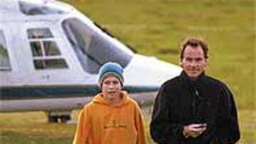 <b>SHEENE JUNTO A SU HIJO</b>. Barry Sheene, que lucha por vencer un cáncer de estómago, se encuentra en un excelente estado ánimo.