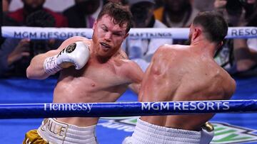 Canelo Álvarez golpea a Caleb Plant.