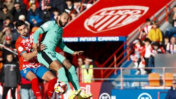 El delantero del Atlético de Madrid Memphis disputa un balón con el defensa del Lugo Gorka Pérez durante el partido de dieciseisavos de final de la Copa del Rey que enfrenta este sábado al CD Lugo y al Atlético de Madrid en el Estadio Anxo Carro de la ciudad lucense.