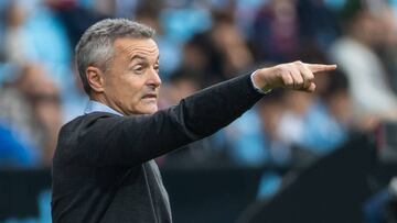 Fran Escribá realiza una indicación durante el partido contra la Real Sociedad.