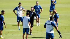 Pablo Guede, dando instrucciones a sus jugadores durante un entrenamiento.