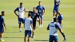 Pablo Guede, dando instrucciones a sus jugadores durante un entrenamiento.