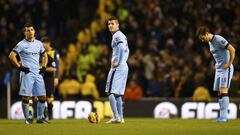 Sergio &quot;Kun&quot; Ag&uuml;ero, Stevan Jovetic y Frank Lampard aparecen cabizbajos tras encajar un gol en un partido de Premier League con la camiseta del Manchester City.