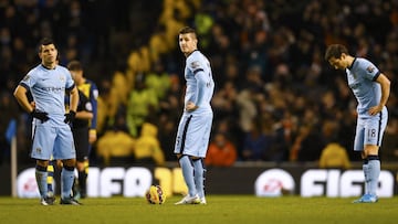 Sergio "Kun" Agüero, Stevan Jovetic y Frank Lampard aparecen cabizbajos tras encajar un gol en un partido de Premier League con la camiseta del Manchester City.