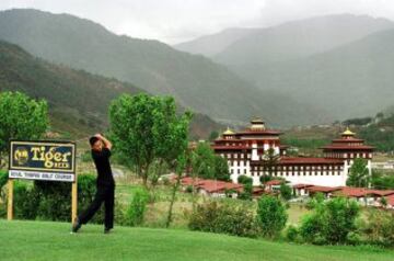 Este remoto campo de golf se encuentra a los pies del Himalaya. Aquí la pasión por el golf se convierte en un deporte de aventura, ya que llegar no es nada fácil.