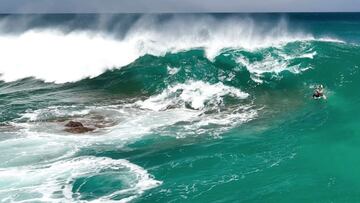 Jamie O Brien remando para surfear una ola secreta en Hawai.