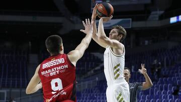 Fabien Causeur lanza ante Brussino durante el Real Madrid - Casademont Zaragoza de la 2º jornada de la Liga Endesa-