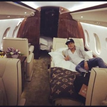 No es la primera vez que Neymar utiliza aviones privados, por ejemplo para recoger a sus amigos y amigas. También ha usado el jet de Julio Iglesias.
