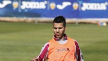 Jonathan Viera en el entrenamiento del Valencia.