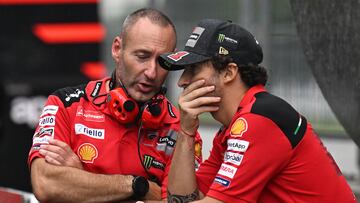 Bagnaia con Gabarrini, su técnico.